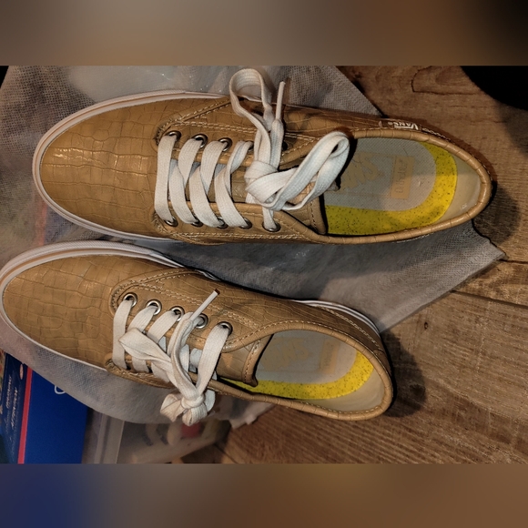 Shoes - Picture 5 of 5